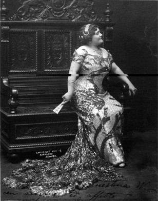 showing image Luisa Tetrazzini in her famous Peacock Gown